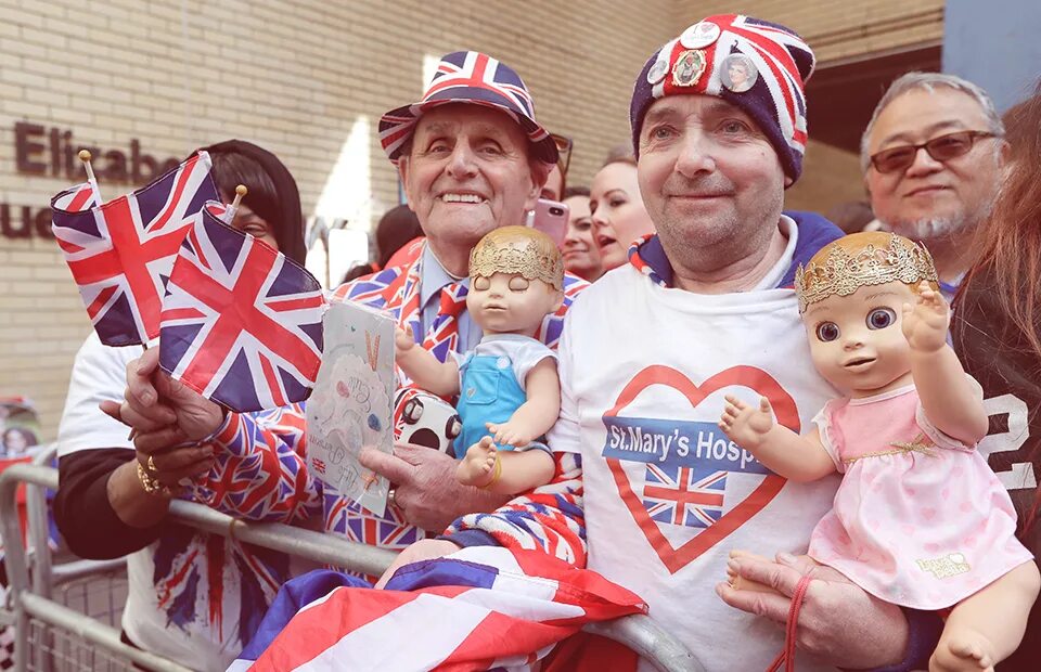 Родился в англии. Рождение ребенка в Великобритании. Британцы радуются. День рождения в Великобритании для детей.