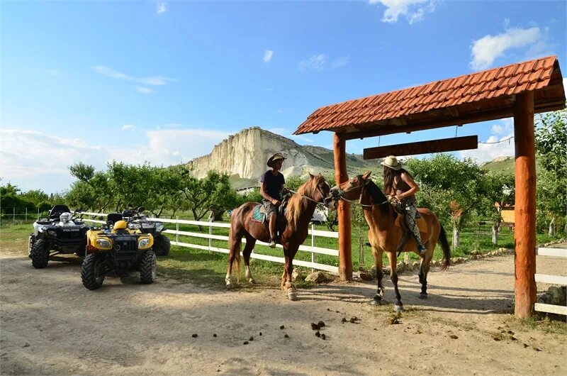 Клуб ковбоев. Белогорск белая скала Конная ферма. Белая скала в Крыму ранчо. Белая скала Крым конные прогулки. Конный клуб в Крыму белая скала Крым.