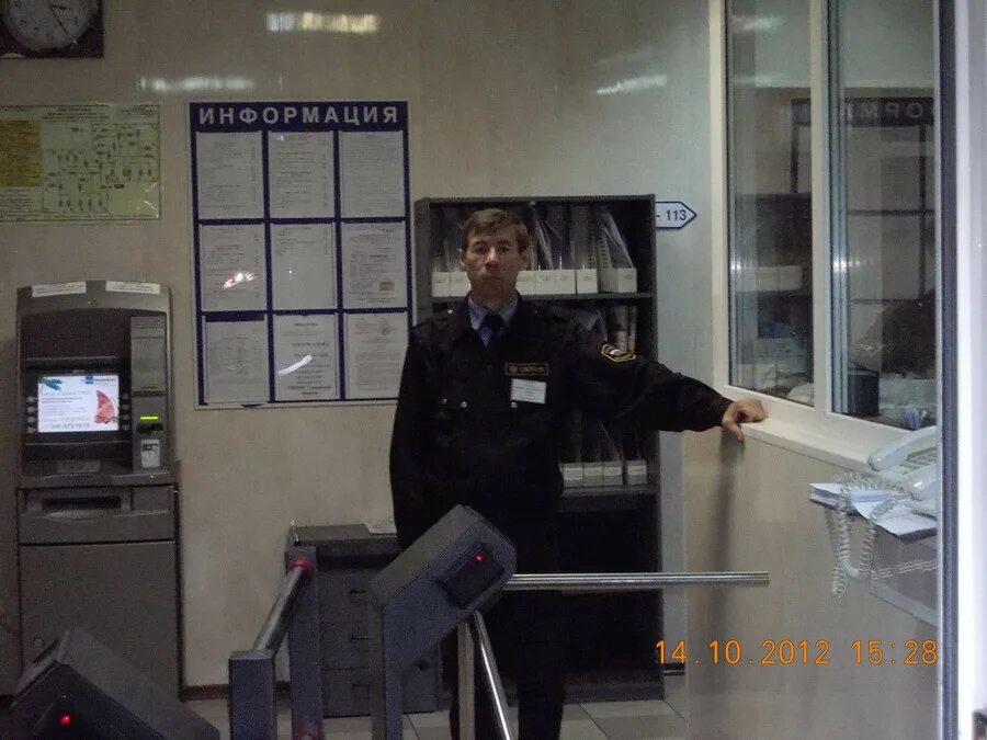 Вахтер на проходной. Работа вахтером. Требуется вахтер женщина. Требуются сторожа. Рабочее место вахтера.