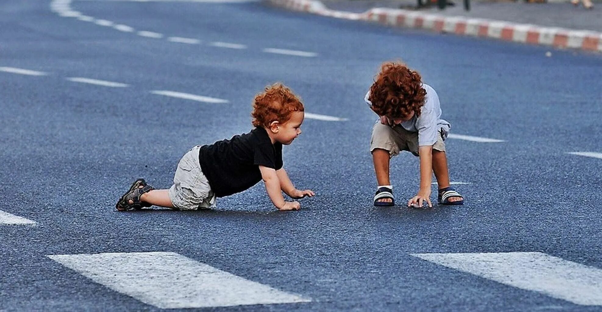 Ту у дорога дети. Дети на дороге. Детский травматизм на дорогах. Дети на дороге летом. Детскийтраымотизм на дороге.