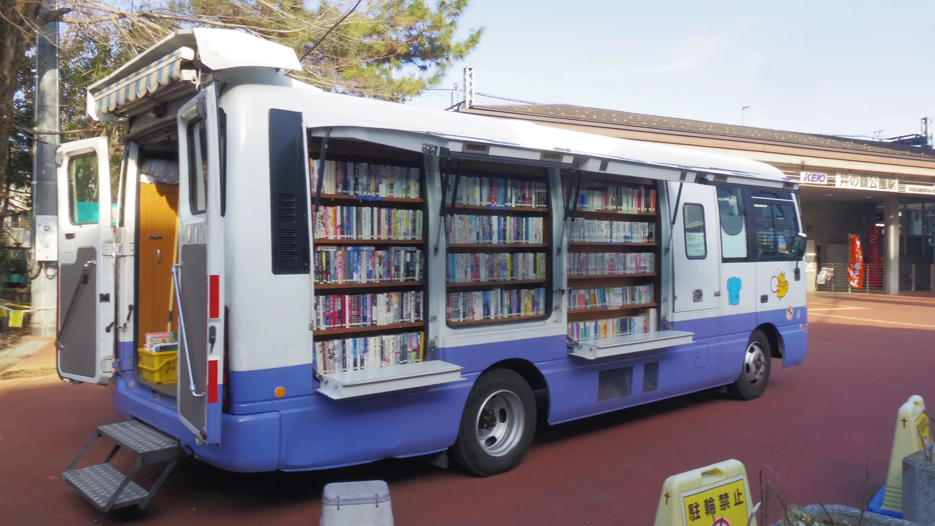 Car library. Передвижная библиотека библиобус. Библиотека на колесах. Необычные автобусы. Передвижной книжный магазин.