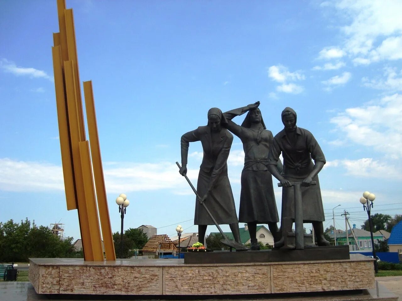 Памятник 17 героям старый оскол. Памятник строителям железной дороги старый оскол ржава. памятник строителям дороги старый оскол - ржава. памятник женщинам строителям железной дороги старый оскол ржава. памятник старый оскол ржава.