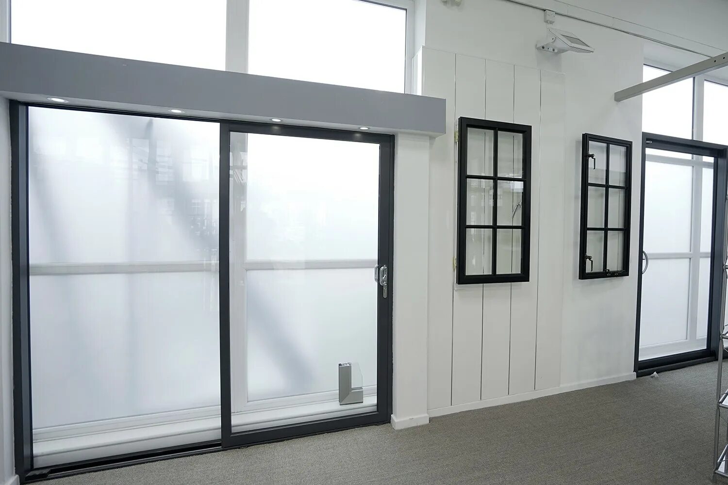 Sliding Doors Aluminium. Алюминиевые двери Inotherm. Алюминиевые окна. Раздвижные алюминиевые двери.