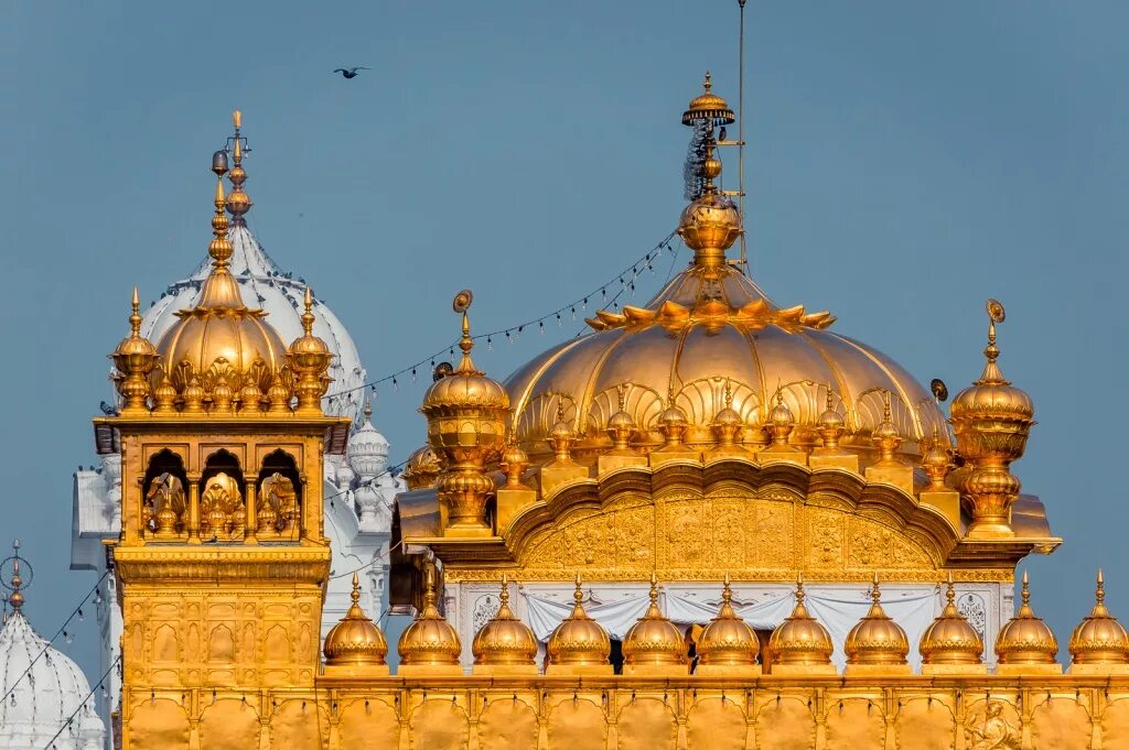Золотой храм амритсар сверху. Главный храм золотой. Индия храм золотой купол. Святой храм хармандир сахиб. Храм тысяча куполов индия.