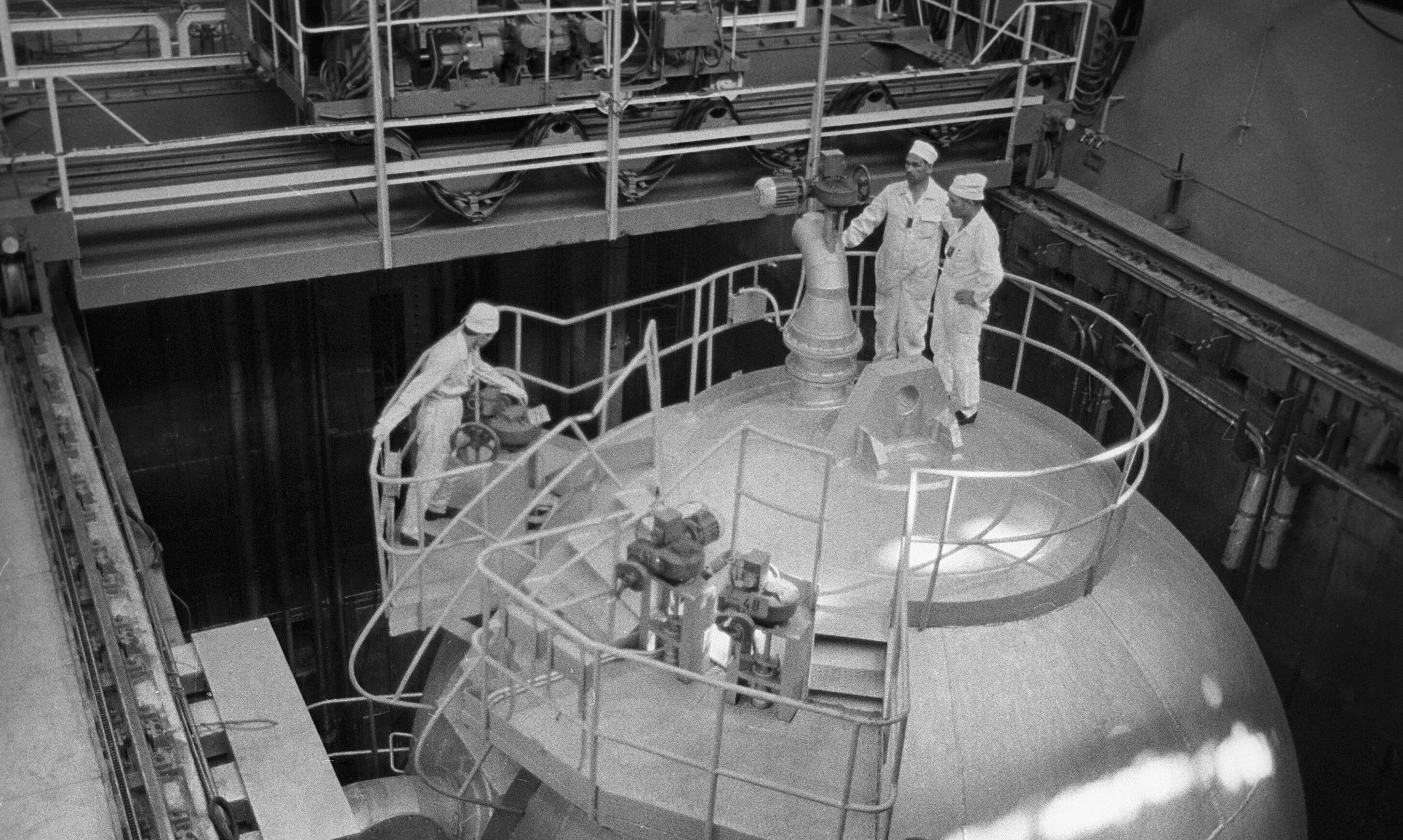 первая в мире атомная электростанция в обнинске 1954. ядерный реактор ф-1. первый атомный реактор курчатова. уран-графитовый реактор ф-1. уран-графитовый реактор ф-1.