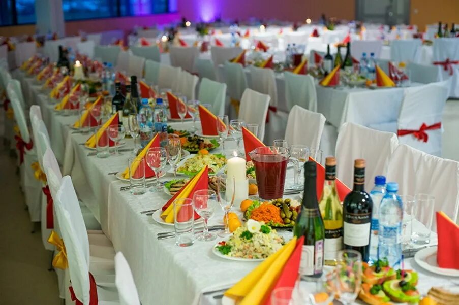 банкет за столом. банкет с частичным обслуживанием. банкет за столом с частичным обслуживанием. столы для официантов на банкете. официанты на банкете.