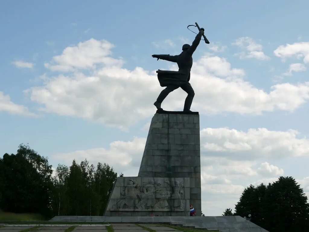 Памятник в яхроме. Перемиловская высота Дмитров памятник. Памятник Перемиловская высота в Яхроме. Перемиловская высота в Яхроме. Монумент героям битвы под Москвой Перемиловская высота Яхрома.