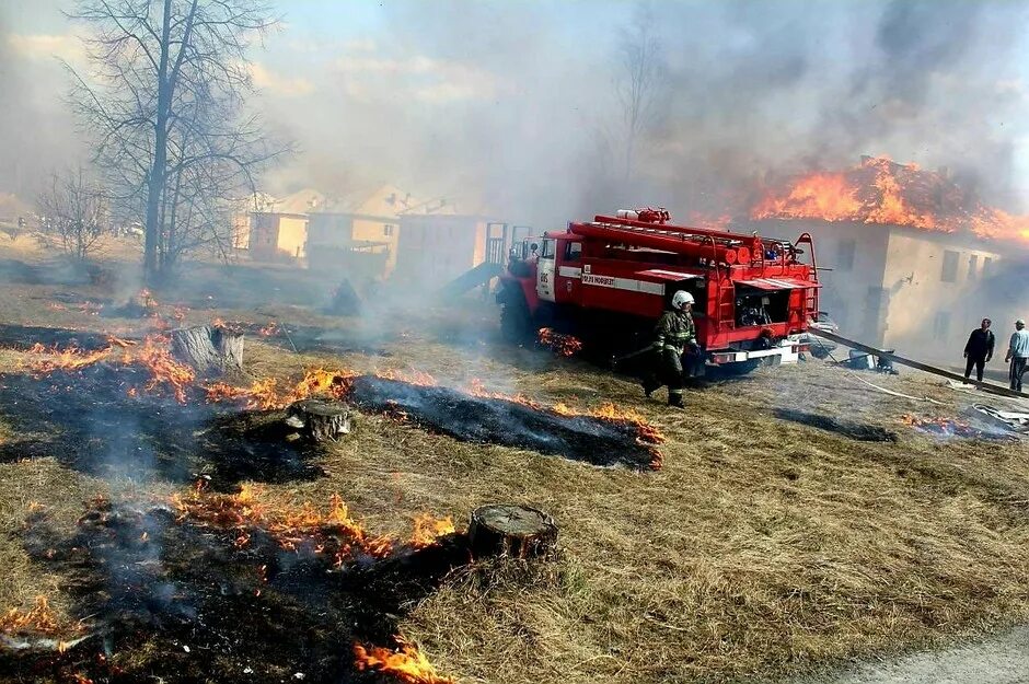Огромный пожар. Пожар 26 апреля. Посёлок сосьва свердловская область. Борьба с пожарами. Пожар 26 апреля.