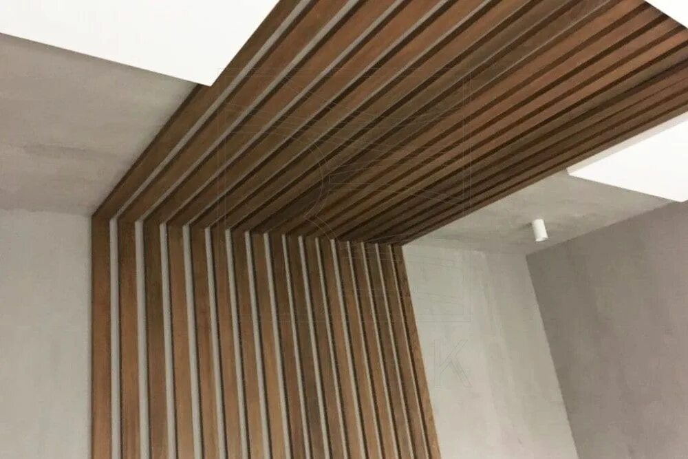 Баффели рейки. МДФ панель "вертикальные рейки" h2530. Обшивка стен деревянными рейками. Отделка стен деревянными рейками. Рейки на потолок деревянные.
