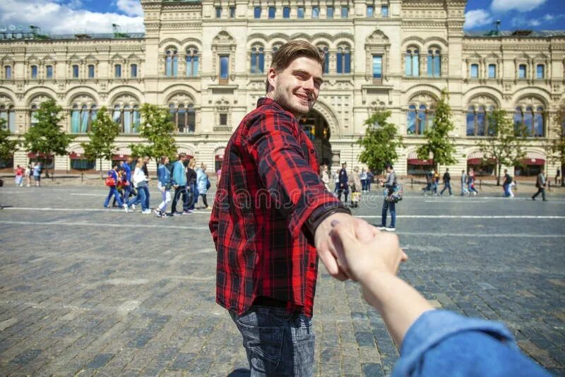 Люди за руки. Девушка ведет за руку. Девушка ведёт парня за руку. Мужчина ведет за собой. Ведет за руку.