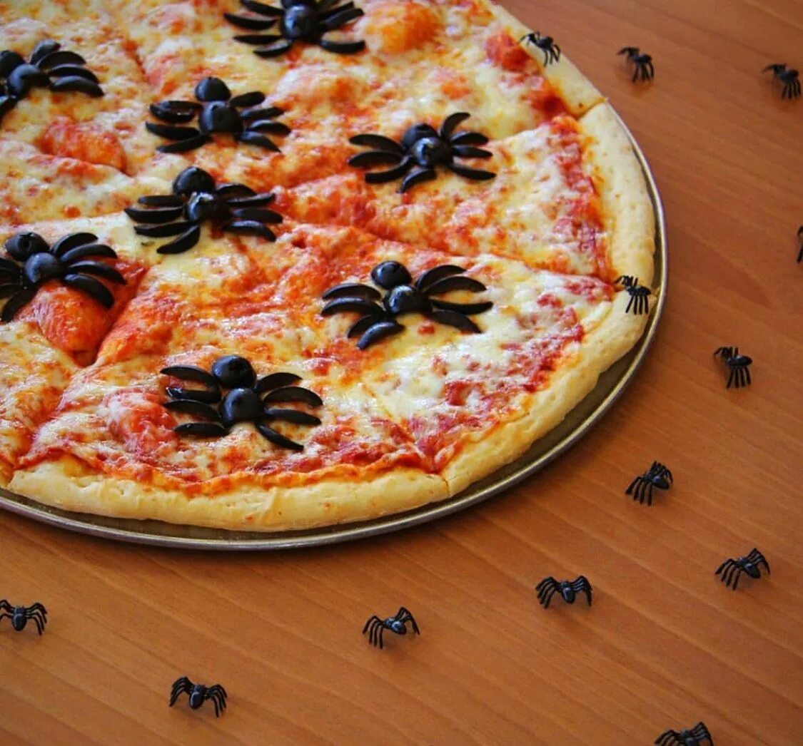 Украсить пиццу на хэллоуин. Пицца в стиле хэллоуин. Пицца на хэллоуин. Украшение пицца на хэллоуин. Хэллоуин в пиццерии.