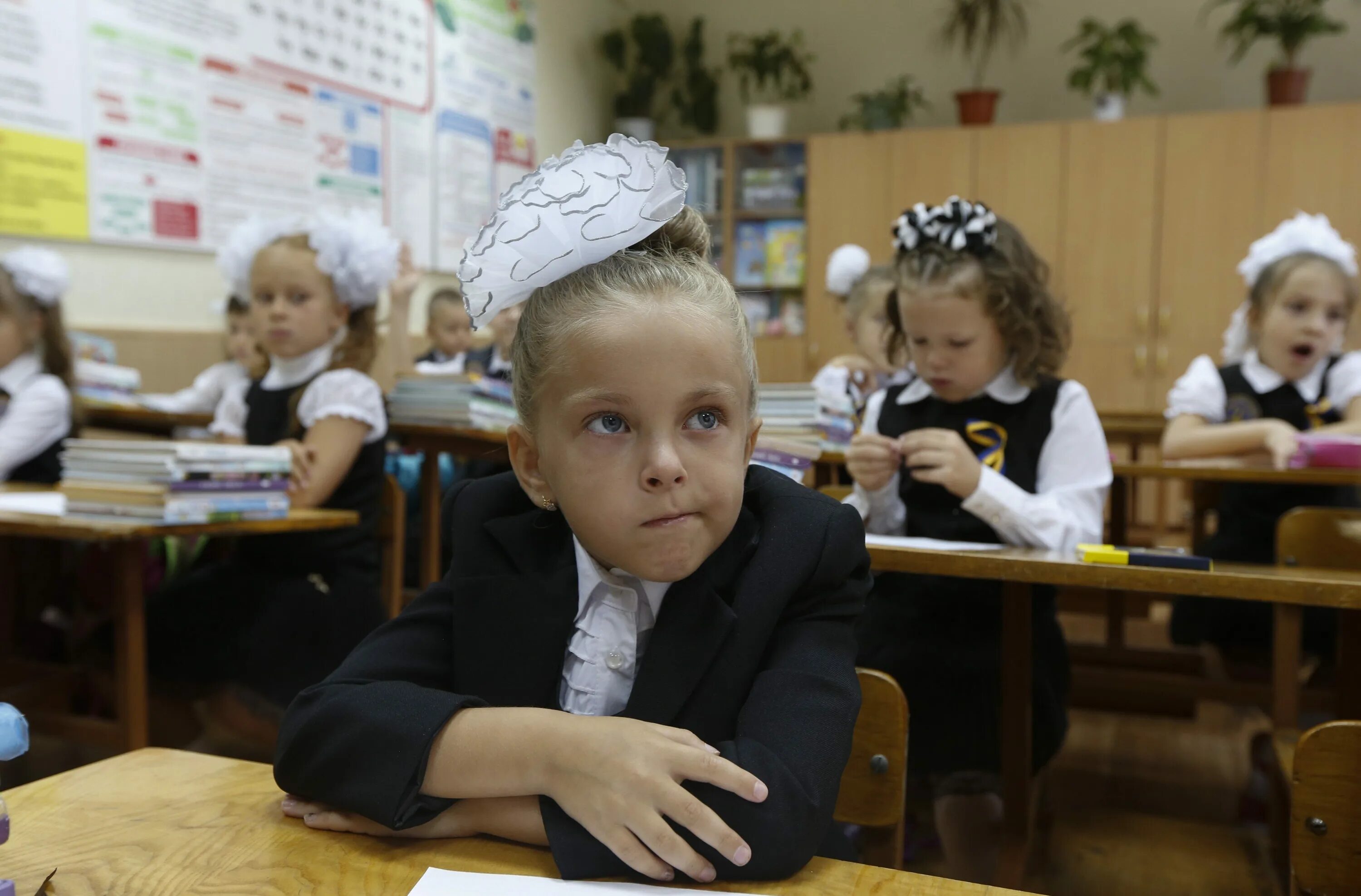 Школьник е б. Ученик за партой. Первоклассники на уроке. Школьники первый класс. Ученики на уроке.