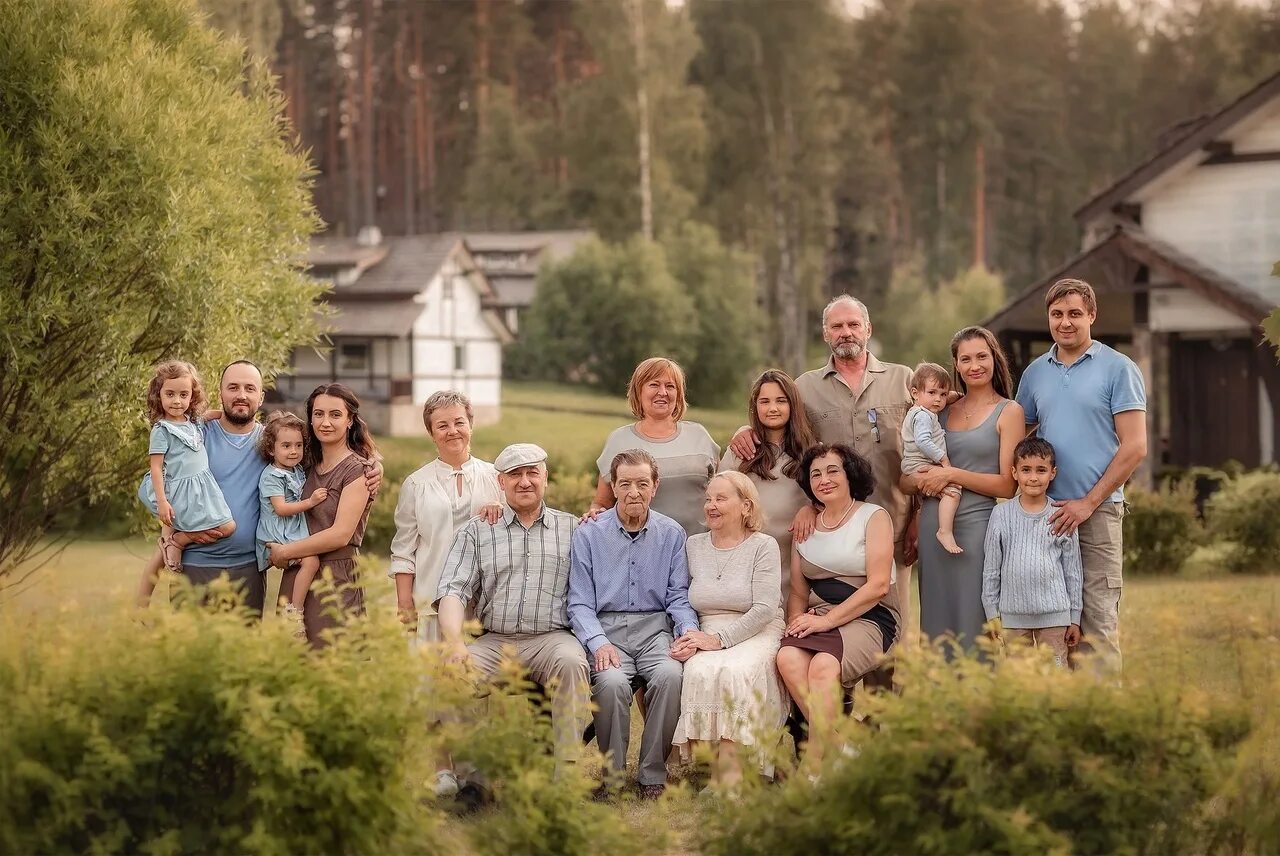 Самое большое поколение. Большая семья. Семья несколько поколений. Большая семья поколения. Большая семья фотосессия.