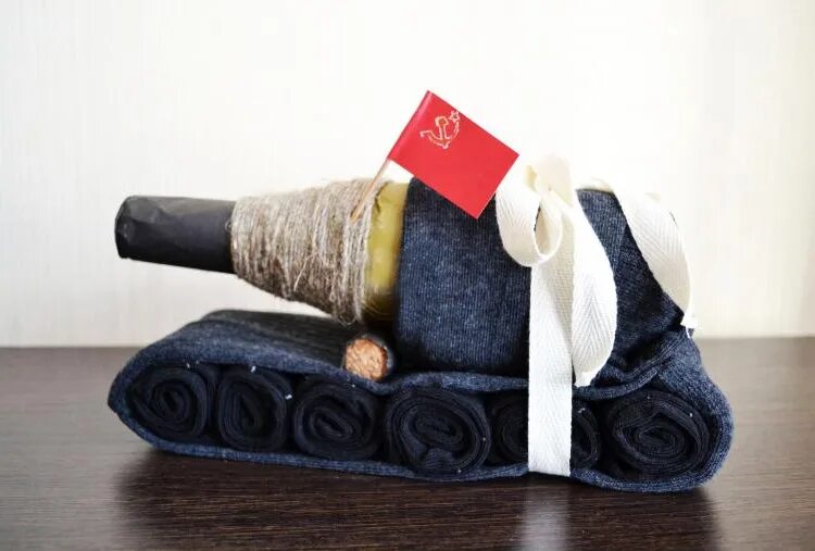 подарочные коробки из носков. оригинальный подарок носки. танк из носков на 23. как оригинально подарить носки. упаковать носки.