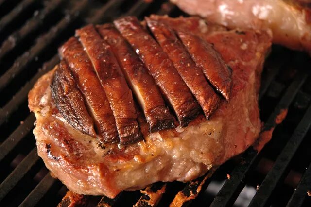 стейк из свинины на гриле. свинина шея гриль. стейк рибай свинина. свинина с горчицей в духовке. свиные стейки рибай.