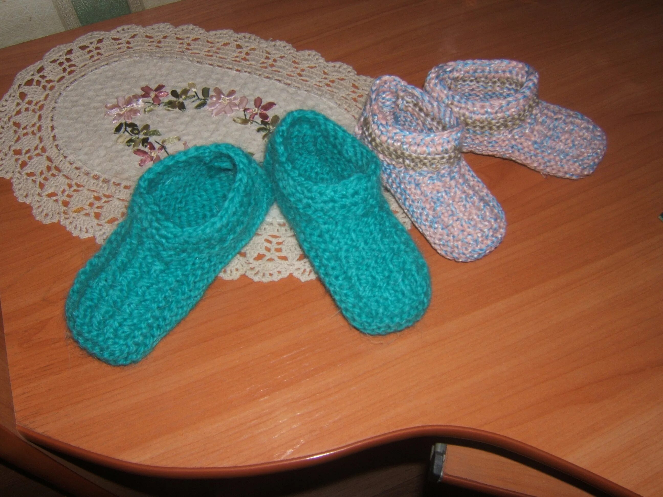 Детские следки тапочки. Следки для мальчика. Тапочки следки носочки пинетки вязание. Детские следки-тапочки спицами. Следки спицами ребенку 2 года.