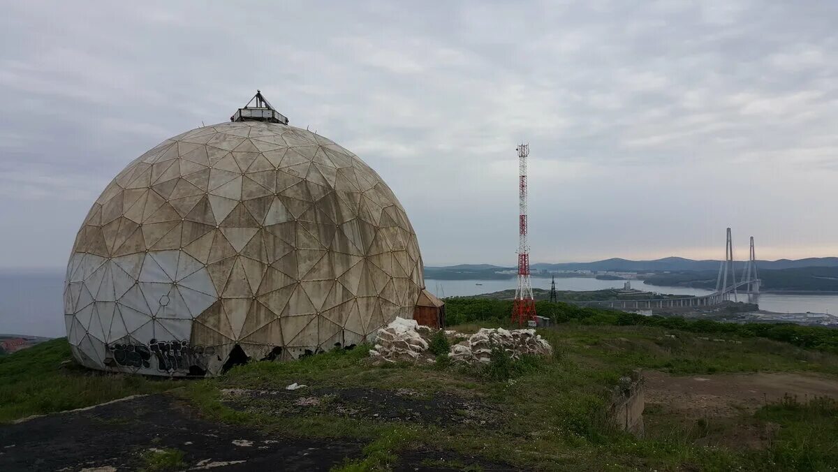 На шаре владивосток. Геокупол Владивосток сопка Монастырская. Радиопрозрачный купол Владивосток. Купол во Владивостоке заброшенный. Геокупол Владивосток Морское кладбище.