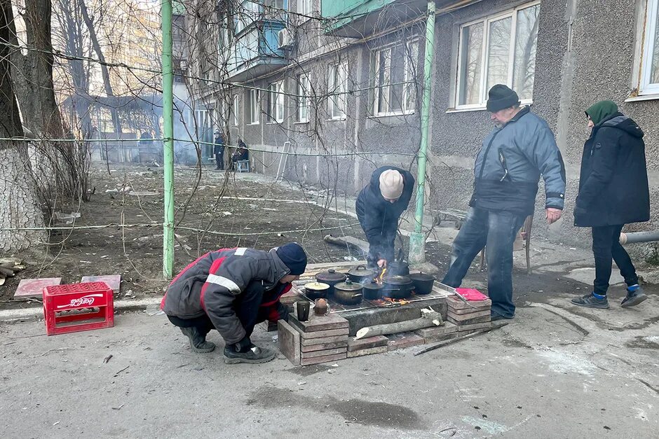 Мы выжили в мариуполе. Жители Мариуполя. Жители Мариуполя готовят на улицах еду на кострах. Мариуполь люди на улице. Жители Мариуполя готовят еду.