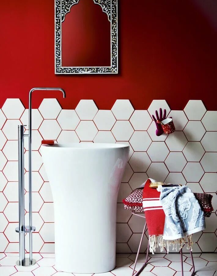 Белая затирка для плитки в ванной. Плитка Гексагон цветная затирка. Цветная затирка для плитки в интерьере. Необычная плитка для ванной. Керамика в интерьере.