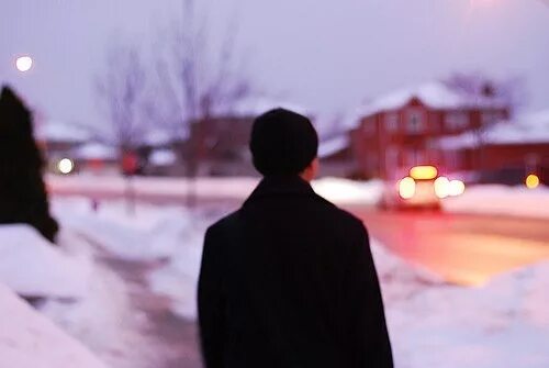 Парень спиной снег. Люди зимой. Мужчина спиной на природе. Парень со спины зимой. Человек в зимнем лесу.