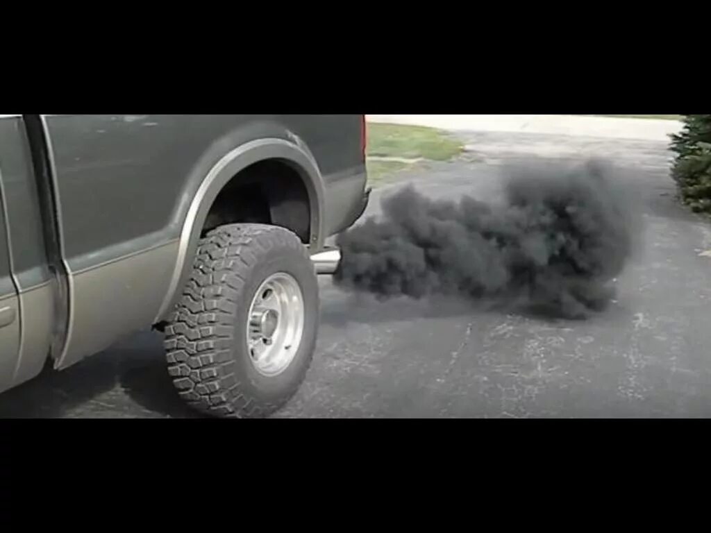 Черный дым при разгоне. Volkswagen Diesel выхлоп чёрный дым. Сизый дым из выхлопной трубы. Выхлоп из трубы. Чёрный дым из выхлопной трубы бензин.