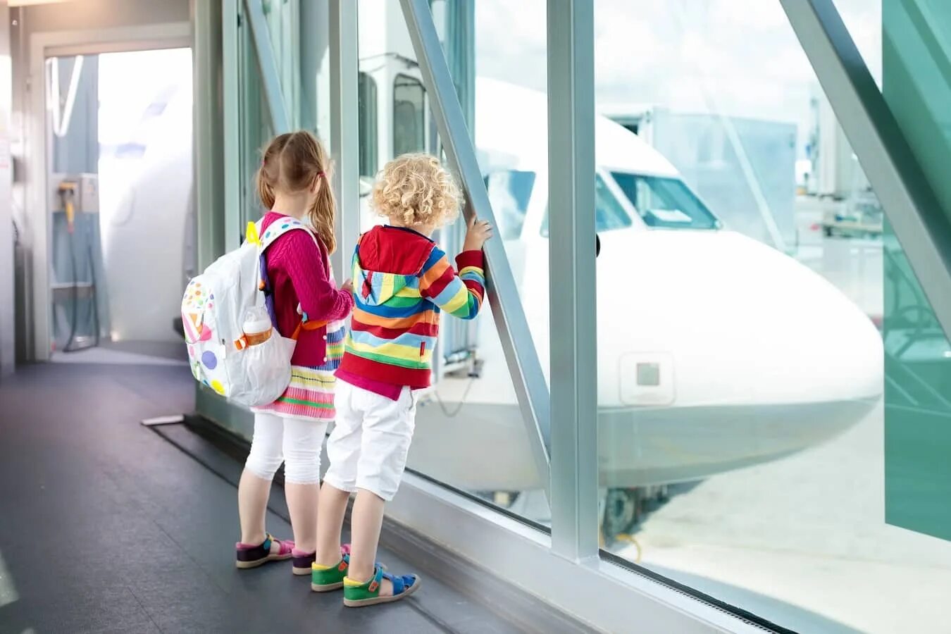 Порядок выезда детей. Дети в аэропорту. Путешествие с детьми за границу. Родители с детьми в аэропорту. Выезд ребенка за границу.