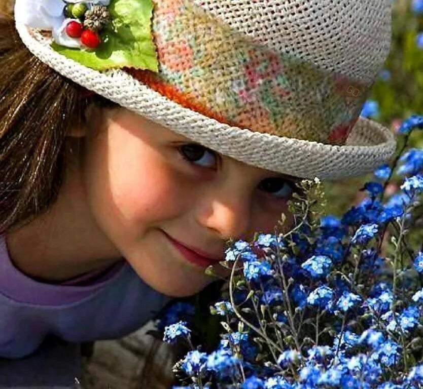 Кому улыбается жизнь. Доброе утро дети. с добрым утром с детьми. улыбнись жизнь прекрасна. доброе утро картинки с детьми.