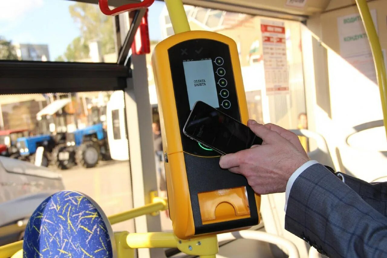 Как платить в петербурге автобус. Автобусный терминал. валидатор в автобусе. терминал в автобусе. проезд в автобусе.