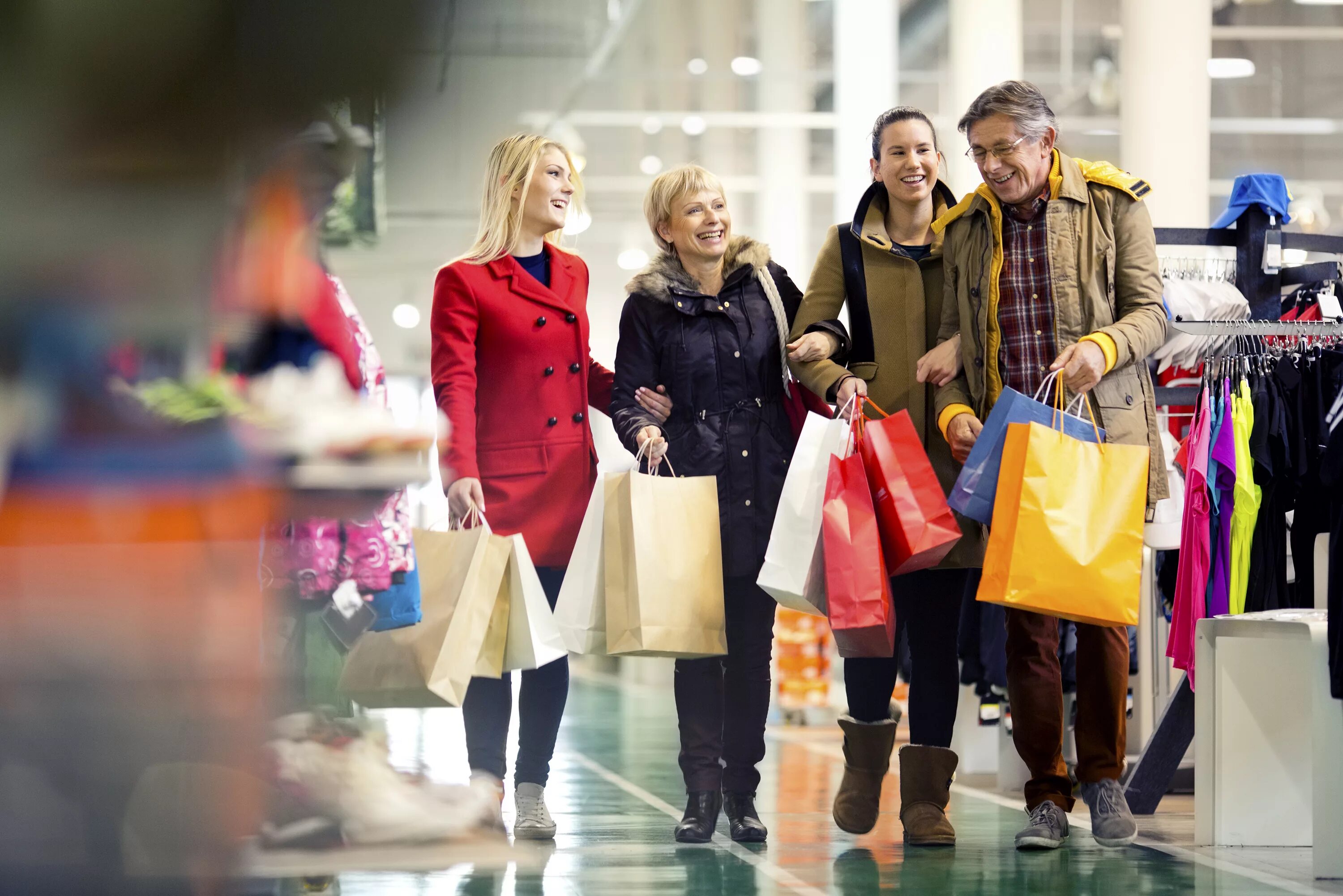 We already shopping. Покупатели в магазине одежды. Люди с покупками. Люди в магазине одежды. Покупатель в магазине.