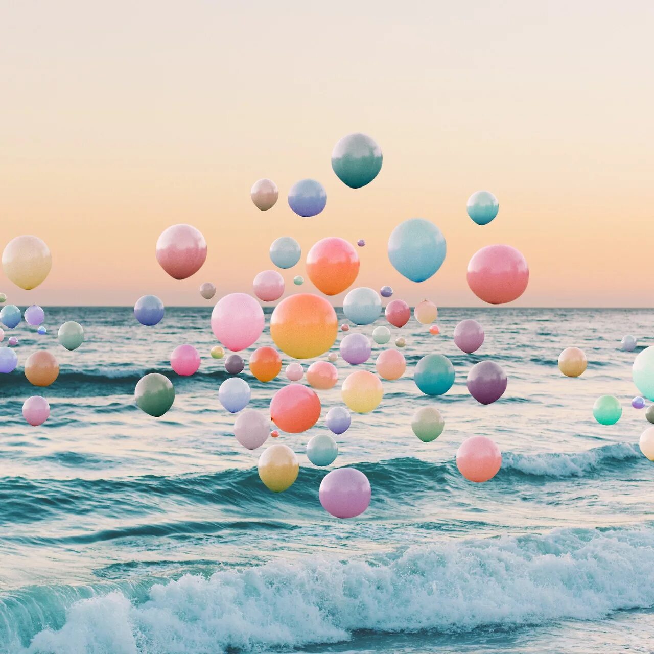Лето в шаре. С днем рождения море. Воздушные шары на фоне моря. Море шаров. С днем рождения стильно.