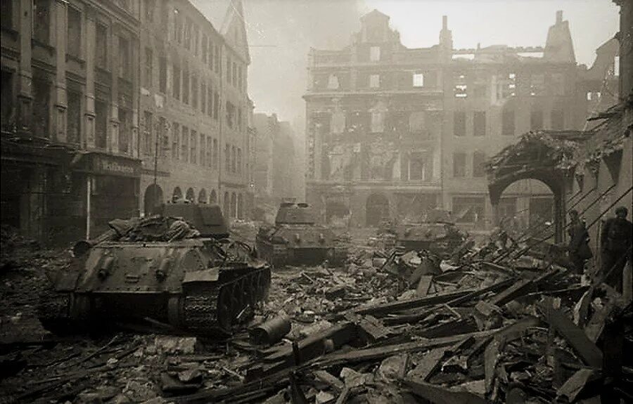 Битва за берлин штурм рейхстага. Мост мольтке берлин 1945 год. Штурм берлина 1945 рейхстаг. Берлин рейхстаг 45. Город под берлином.