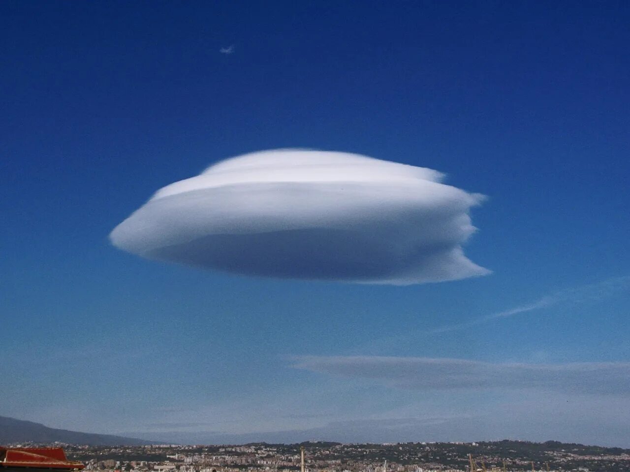 Песня белая ночь опустилась как облако текст песни. Белой ночь нэтекст песни. И на землю опустилась ночь стих. Белая ночь опустилась текст. Опустилась над облаком.