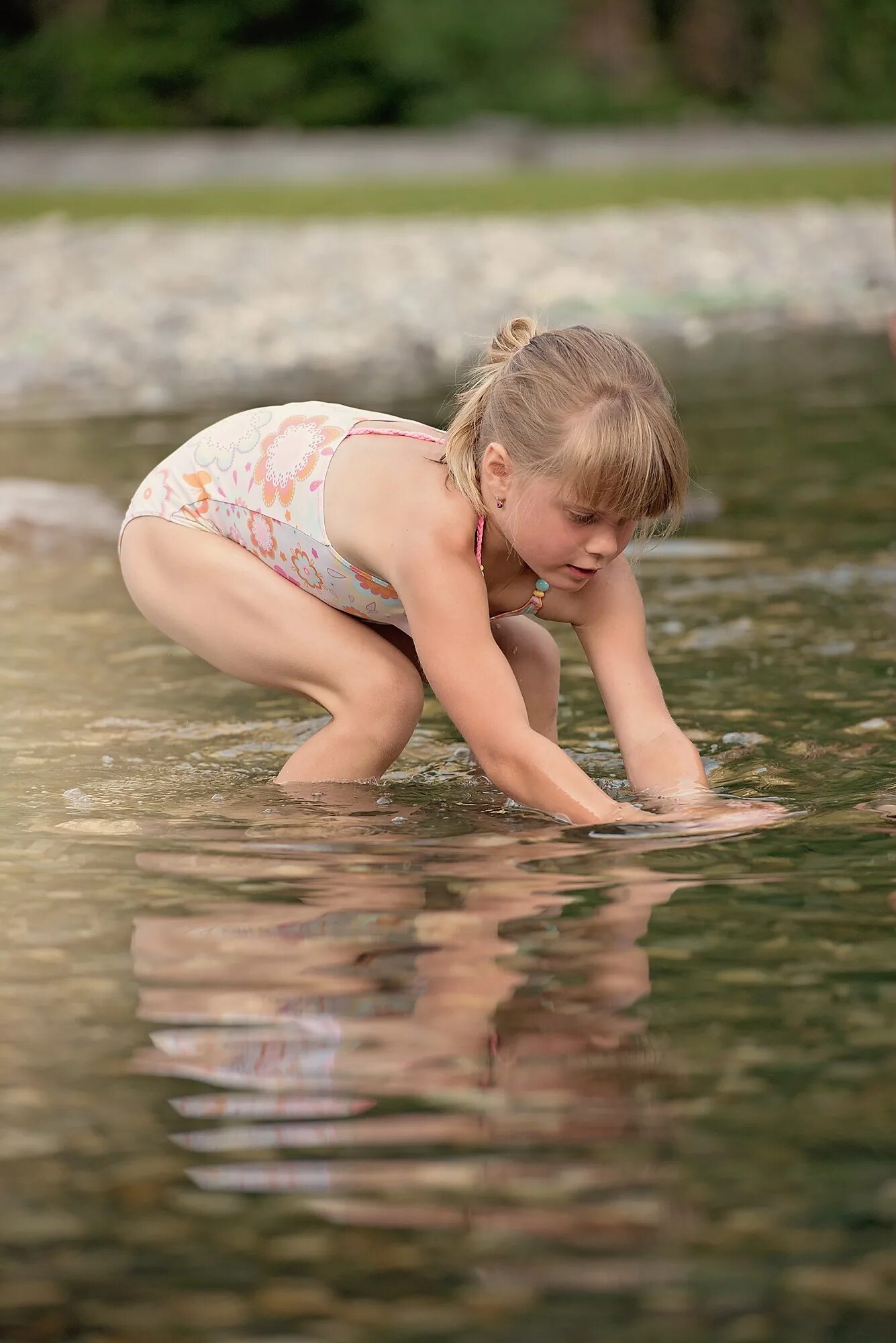 Маленькая девочка в воде. Детишки девчонки в реке. Фото день у воды девочки. Детишки девчонки на даче. Включи девочка воды