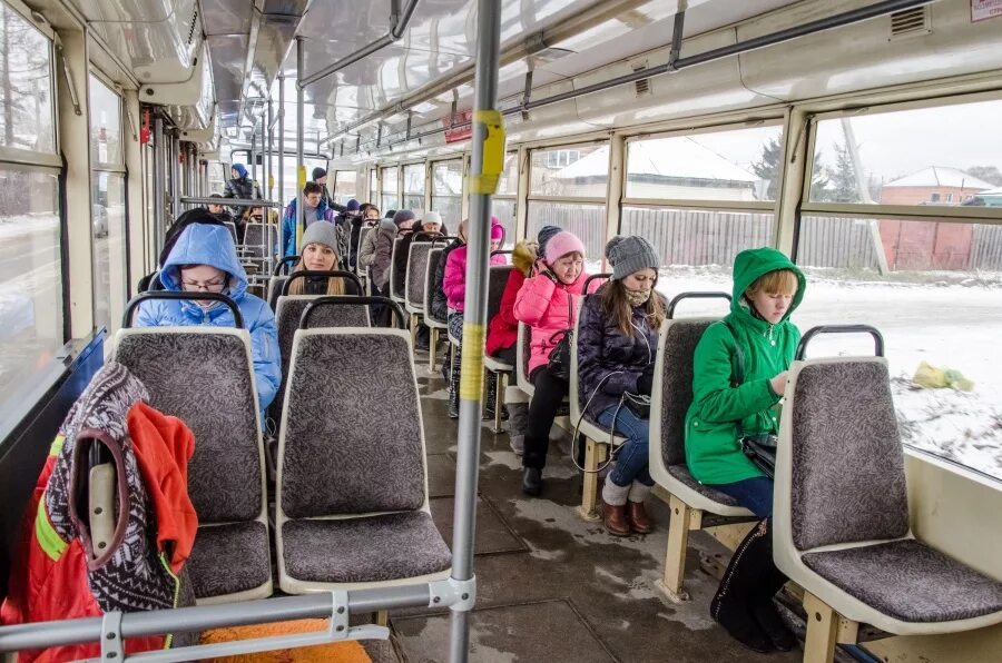 Школьникам бесплатный проезд в автобусе. Люди в автобусе зимой. проездной на автобус для школьников. проезд в автобусе школьникам. школьники на электротранспорте.