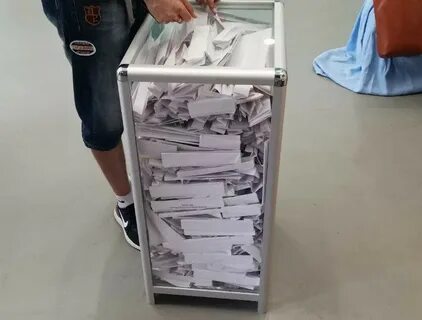 Девушка залила урну с избирательными бюллетенями