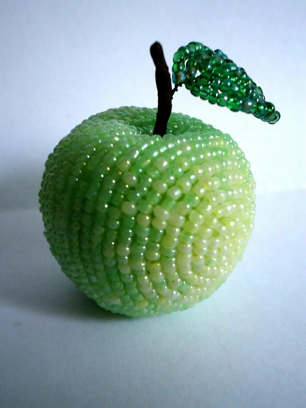 Что можно сделать из зеленого цвета. Яблоко из бисера. Фрукты из бисера. Яблочко из бисера. Поделка яблоко