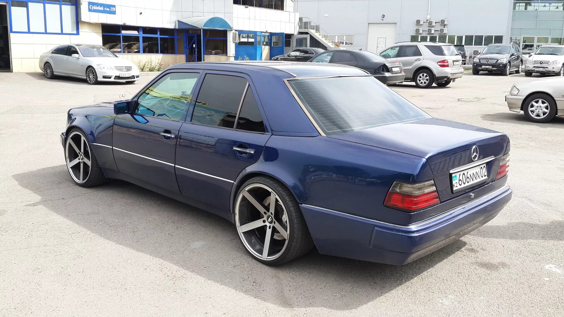 Е 500 3. Мерседес 124 волчок. Мерседес Бенц 124 волчок. Mercedes-Benz w124 230. Мерседес волчок 124 е500.