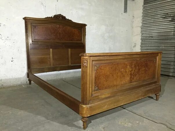 Куплю старые кровати. Старинная кровать. Старинные кровати из дерева. Антикварная кровать. Кровати в Старом стиле.