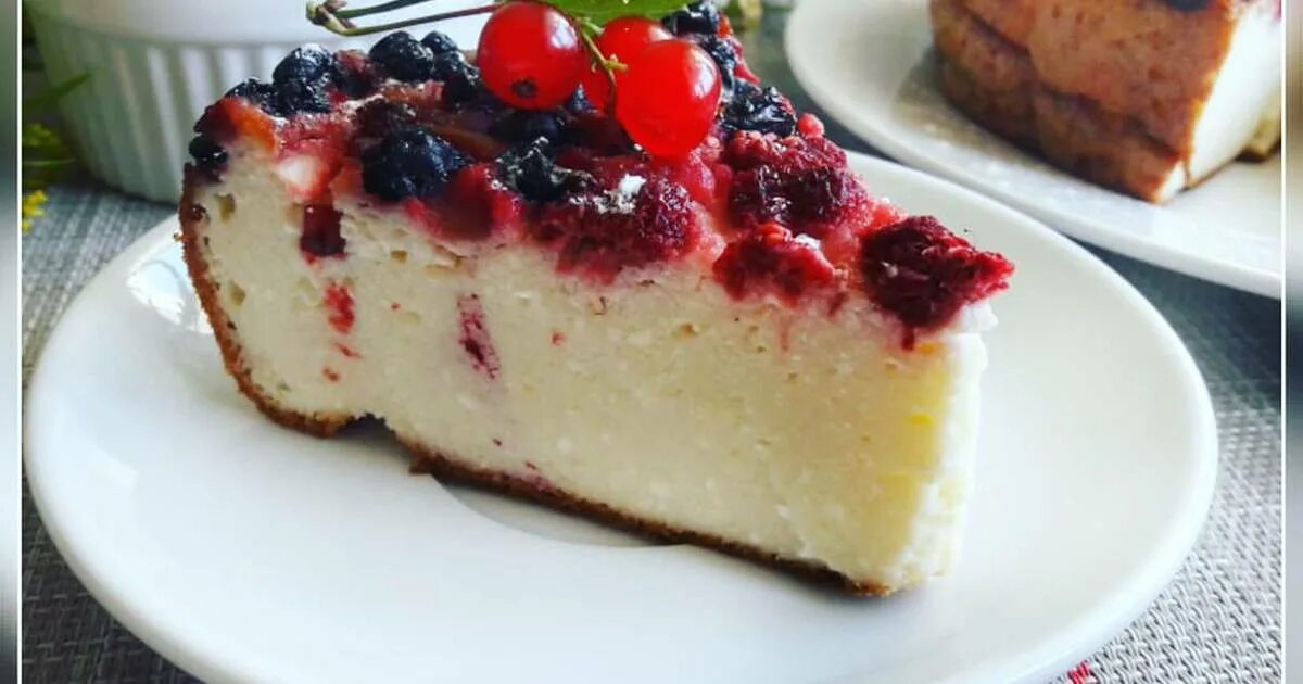 творожная запеканка с вишней. творожная запеканка со смородиной. запеканка творожная с ягодами рецепт в духовке. творожная запеканка с фруктами в духовке. творожная запеканка с вишней.