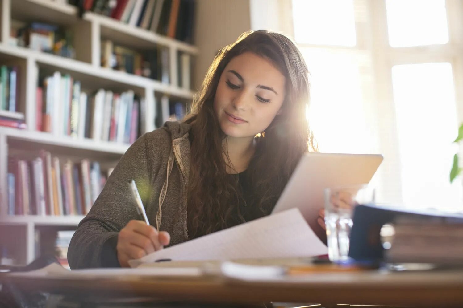 She study for her exams. Девушка готовится к экзаменам. Девушка учит. Девушка изучает. Девушка учится.