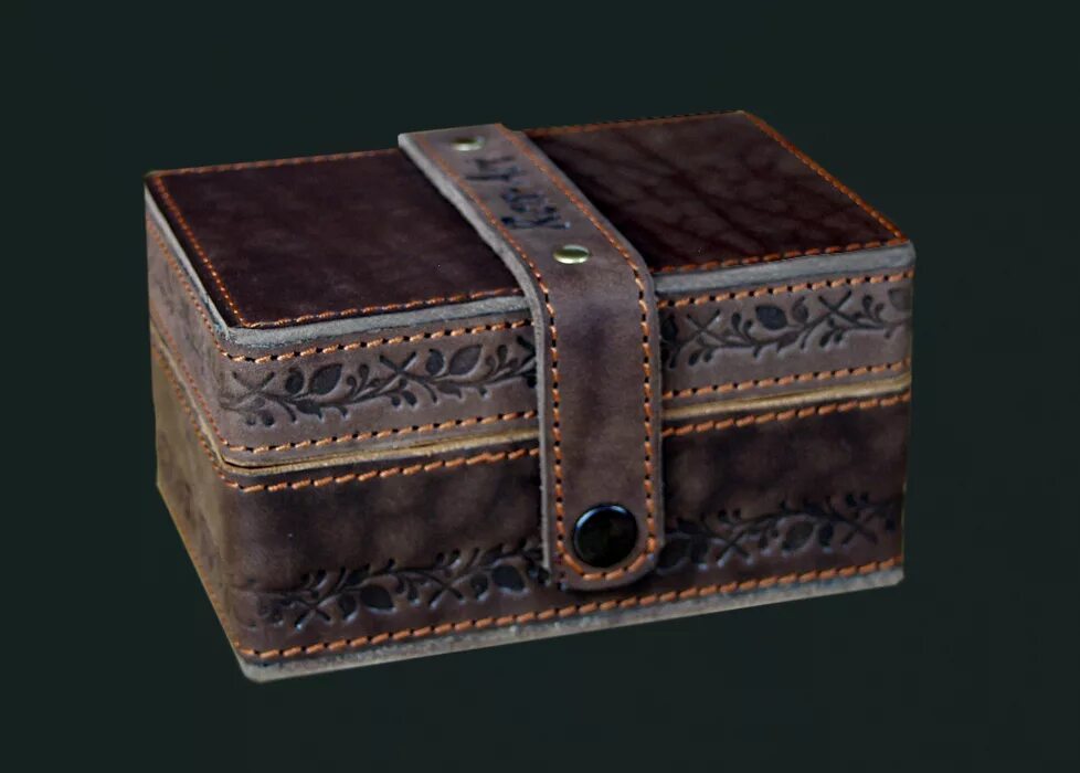 Сундучок из кожи. Шкатулка отделанная кожей. Шкатулка из кожи. Шкатулка из кожи. Декорирование шкатулки кожей.
