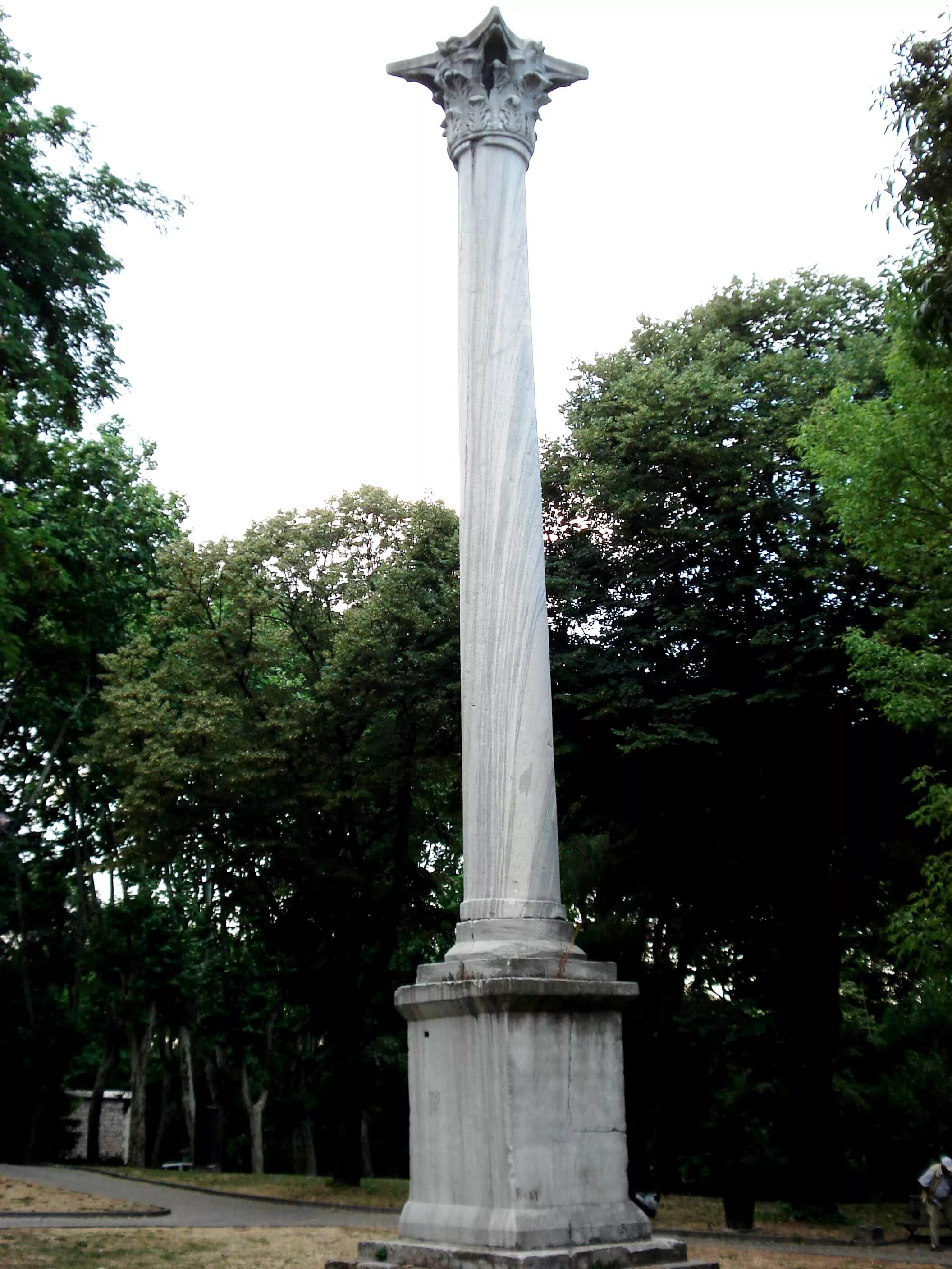 Готская колонна в парке Гюльхане. Готская колонна в Стамбуле. Готская колонна древний Рим. Колонна Маркиана в Стамбуле. Колонна готов