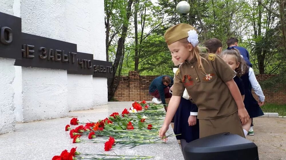 Сценарий торжественной линейки к 9 мая 2025. Минута молчания 9 мая. торжественная линейка к 9 мая. дети войны минута молчания. что такое минута молчания для дошкольников.