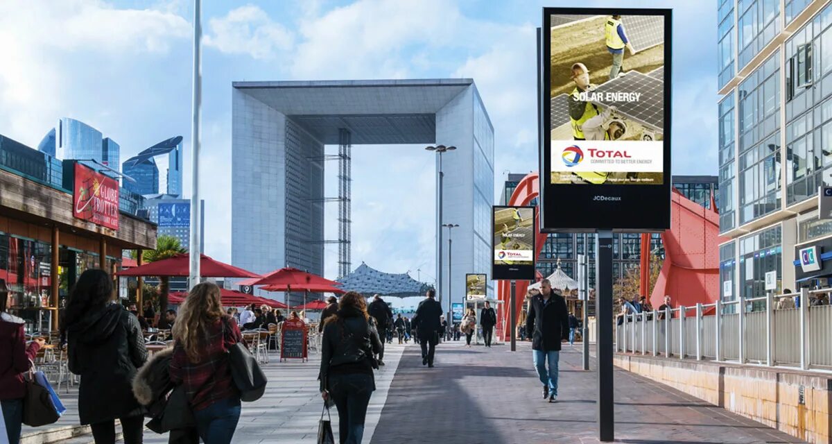 Линейдж 2 локации. Изображение смартфона. Разные номера человеков в телефоне. Смартфон с картой. Картины художников за смартфоном.