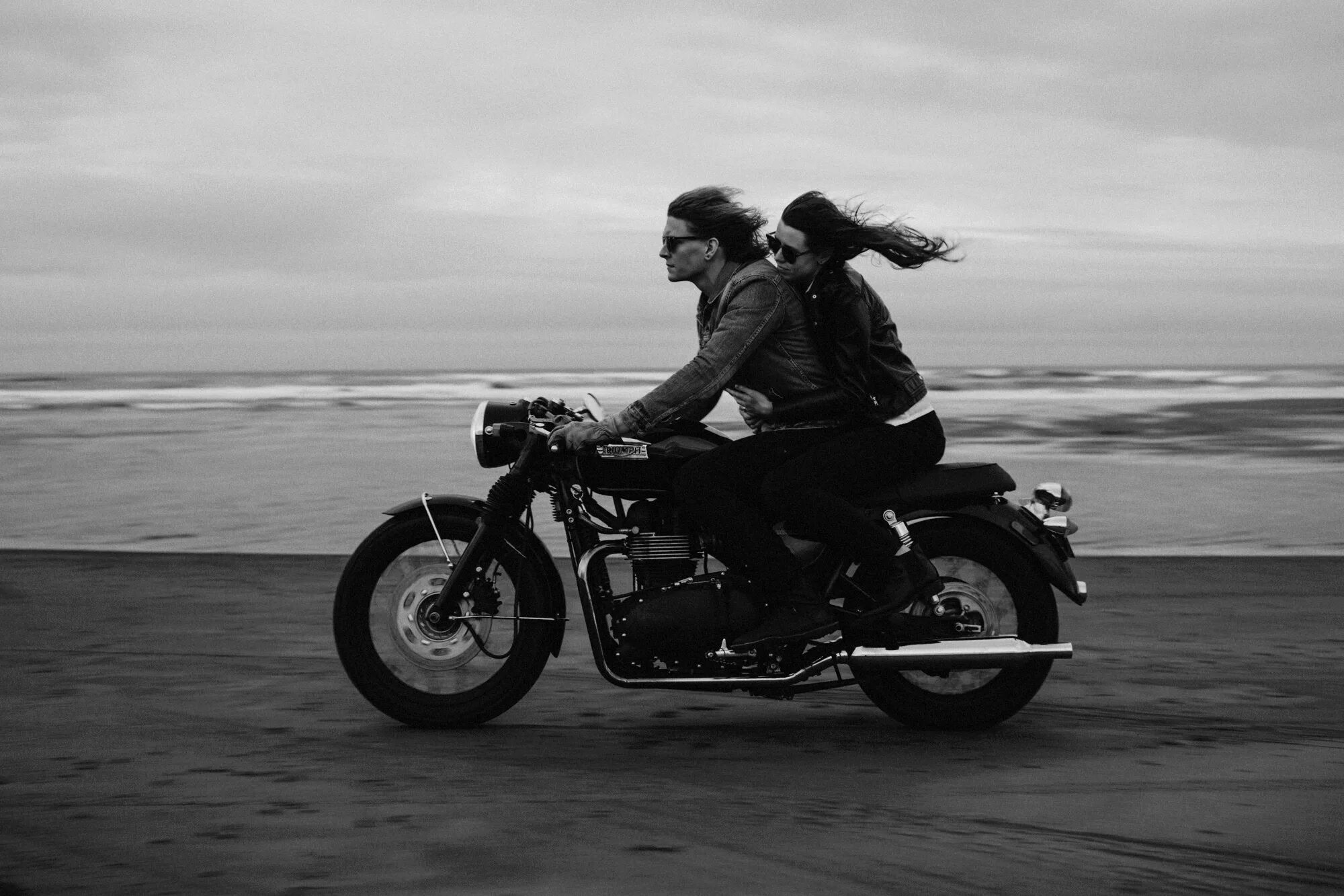Пара на мотоцикле. Парень с девушкой на мотоцикле. Пара едет на мотоцикле. Девушка едет на мотоцикле.