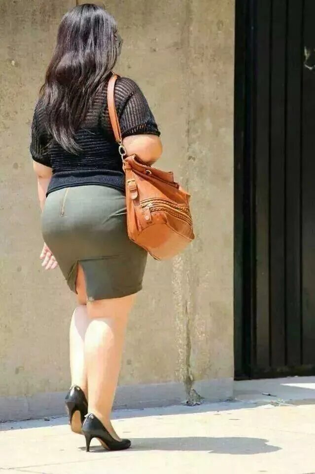 Большая задница в юбке на улицах. Толстая женщина в юбке.