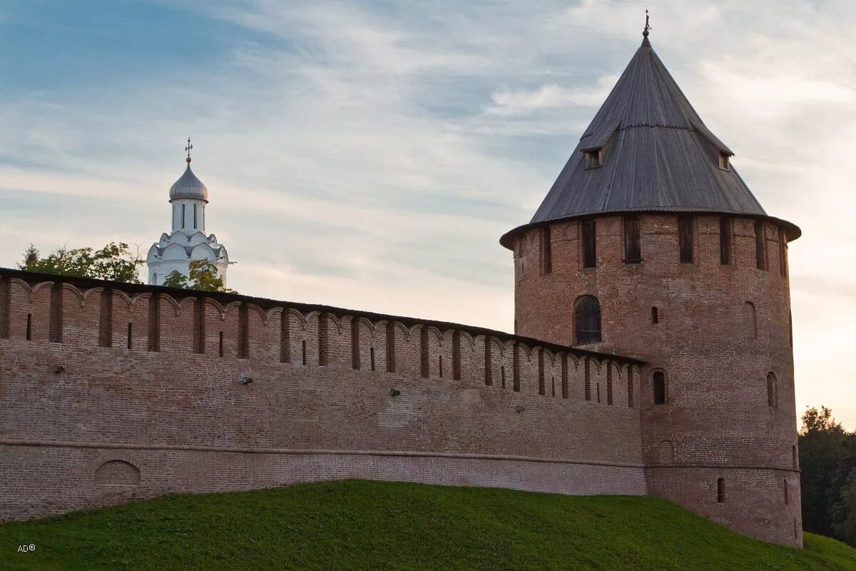 Великая кремлевская стена. Новгородский Детинец Великий Новгород. Новгородский Кремль Детинец. Федоровская башня Новгородский Детинец. Великий Новгород Детинец Кремль.