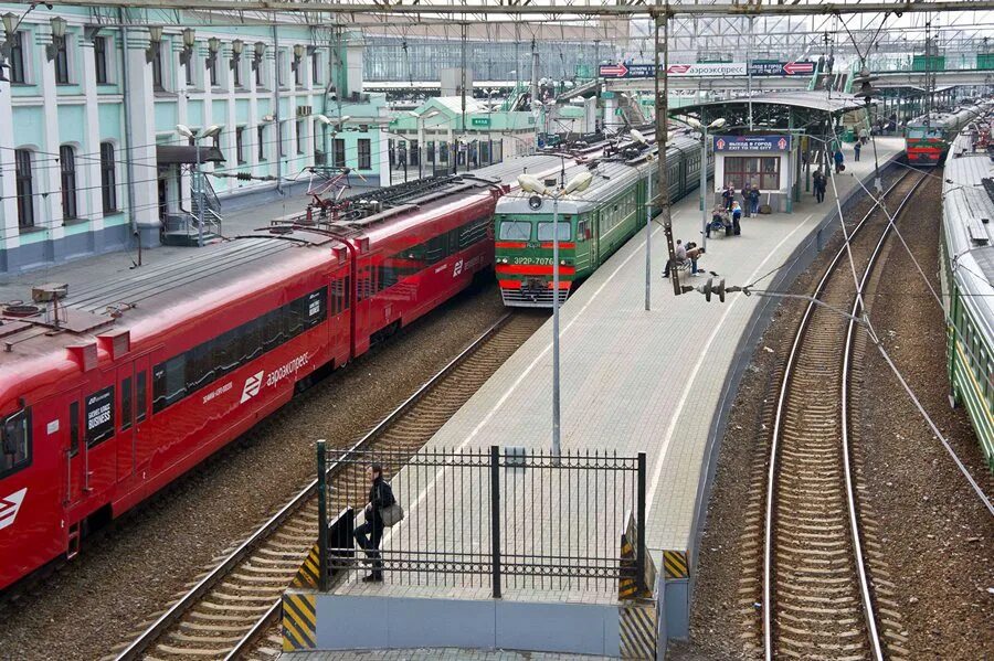 Перрон. Железнодорожный перрон. Перрон ЖД вокзала. Поезд на перроне.