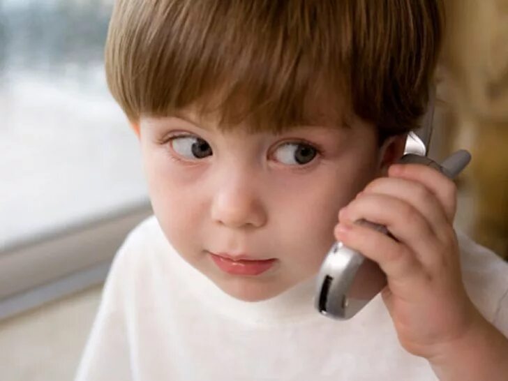 Телефон мальчик 6. Ребенок с телефоном. Сотовый телефон для детей. Мальчик с телефоном. Дети с сотовыми.