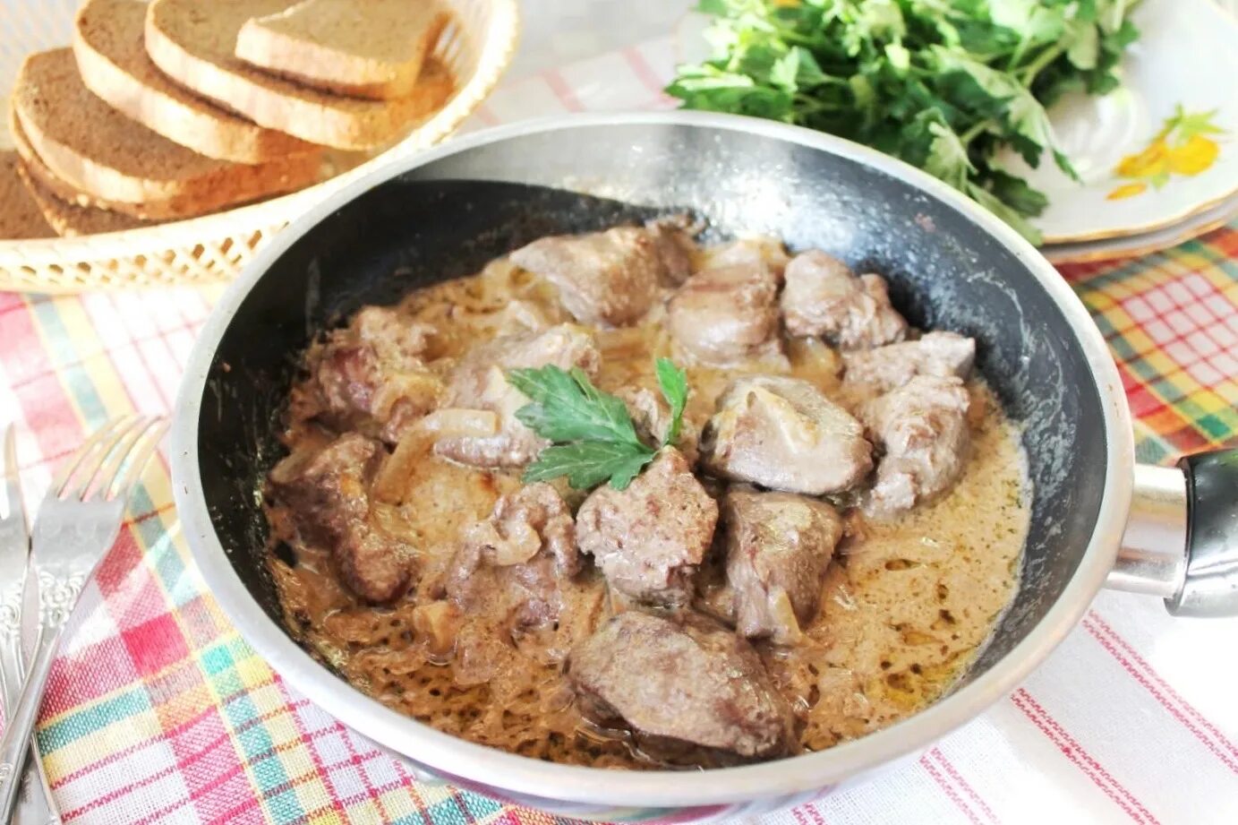 Как вкусно приготовить куриную печень в сметане. Куриная печень в сметанном соусе. куриная печень в сметане с луком. печень тушеная в сметане. печень в сметане с луком на сковороде.